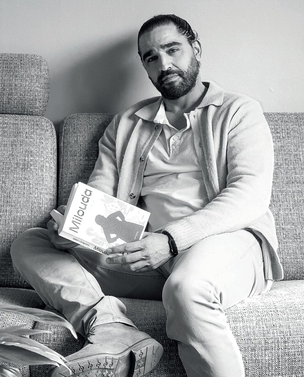 Abbie Chalgoum met zijn boek Milouda
