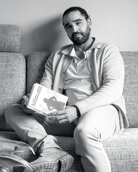 Abbie Chalgoum met zijn boek Milouda