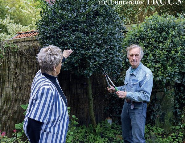 Theo Molenaar met buurtvrouw Truus in de tuin
