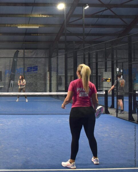 Daphne Groeneveld op de padelbaan, rechtsachter in een dubbel met vriendinnen