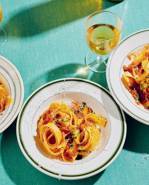 Pappardelle met sticky sjalotten, geserveerd met een glas witte wijn