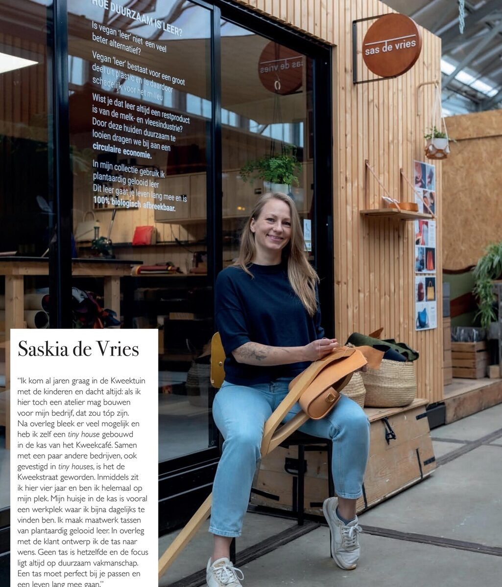 Saskia de Vries bij haar tiny house in de Kweekstraat van de Haarlemse Kweektuin