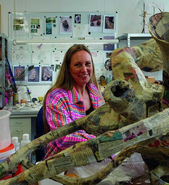 Imara Reuling in haar atelier in Het Hoofdkantoor, tussen boomachtige sculpturen en wandvullende zwart-witwerken