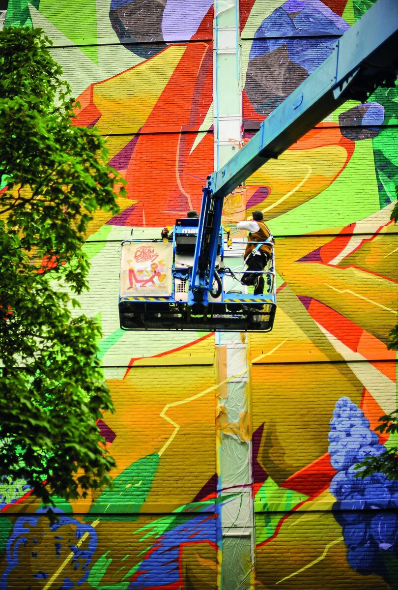 De 22,5 meter hoge muurschildering Cut Through the Divide van Studio EarlyBirds op een gevel in Meerwijk