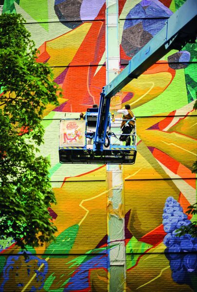 De 22,5 meter hoge muurschildering Cut Through the Divide van Studio EarlyBirds op een gevel in Meerwijk