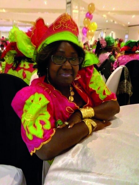 Harriette, oudste zus van een grote Surinaamse familie, geportretteerd voor de rubriek Familieverhalen