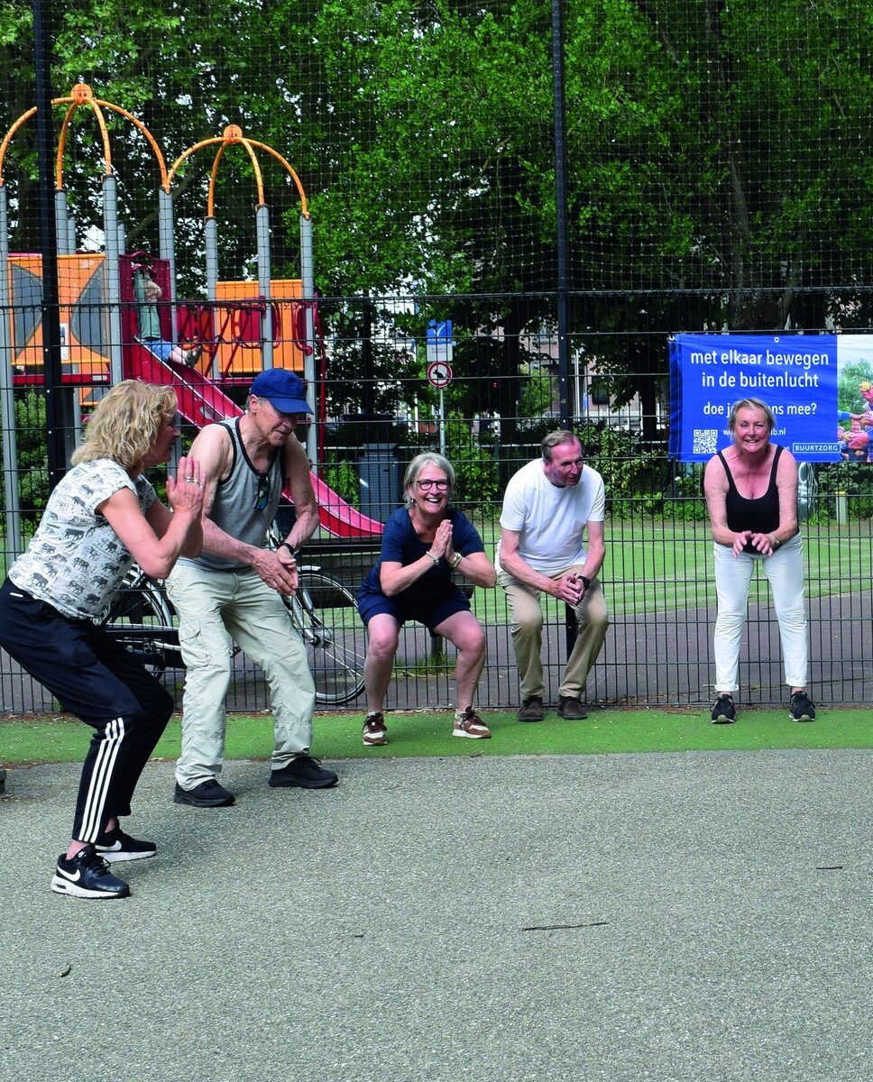 Mirjam Touw (helemaal links) met de Vitality Club tijdens de beweegles in de speeltuin op het Wilsonsplein