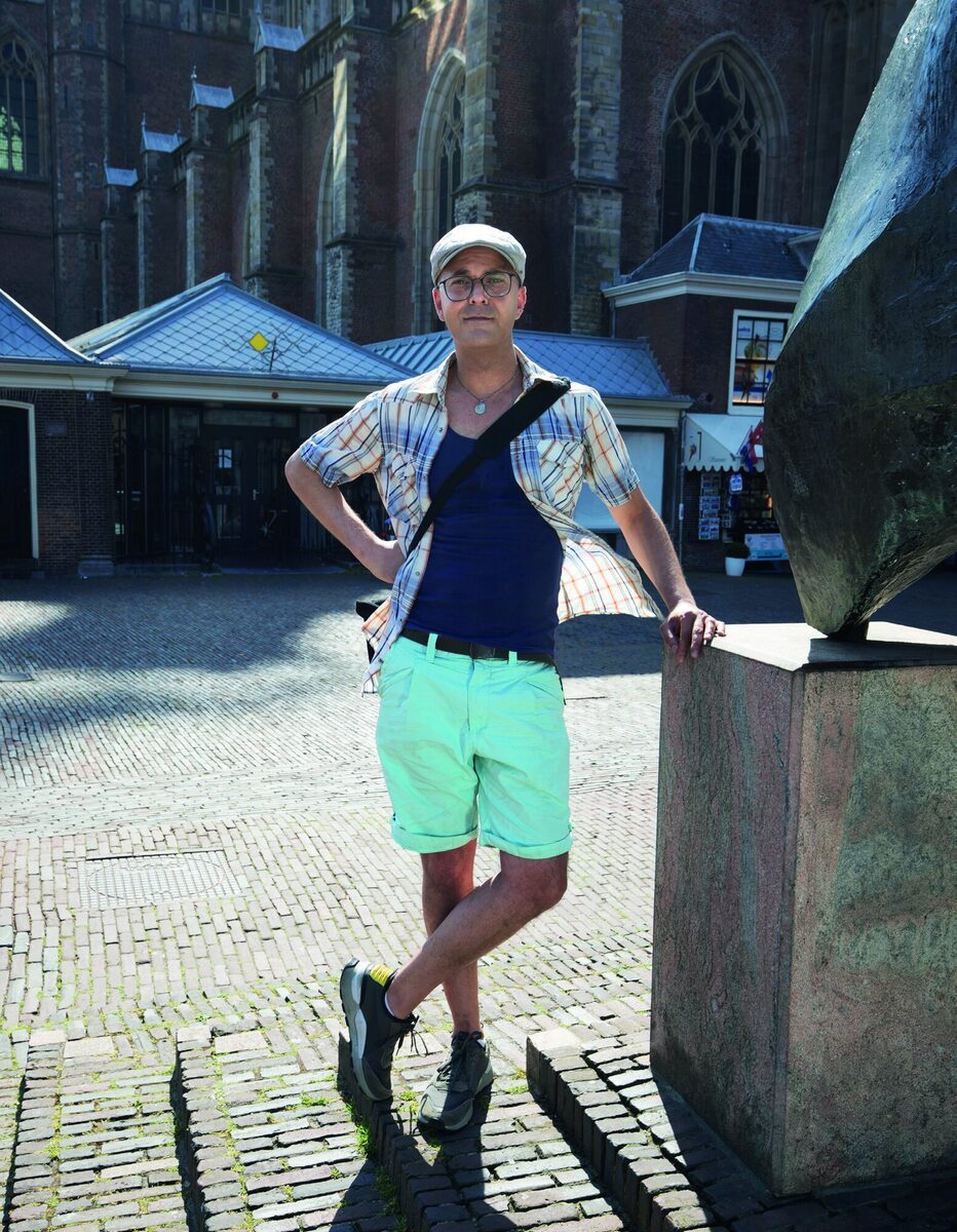 Kunstenaar Roberto Helder, geportretteerd in het centrum van Haarlem