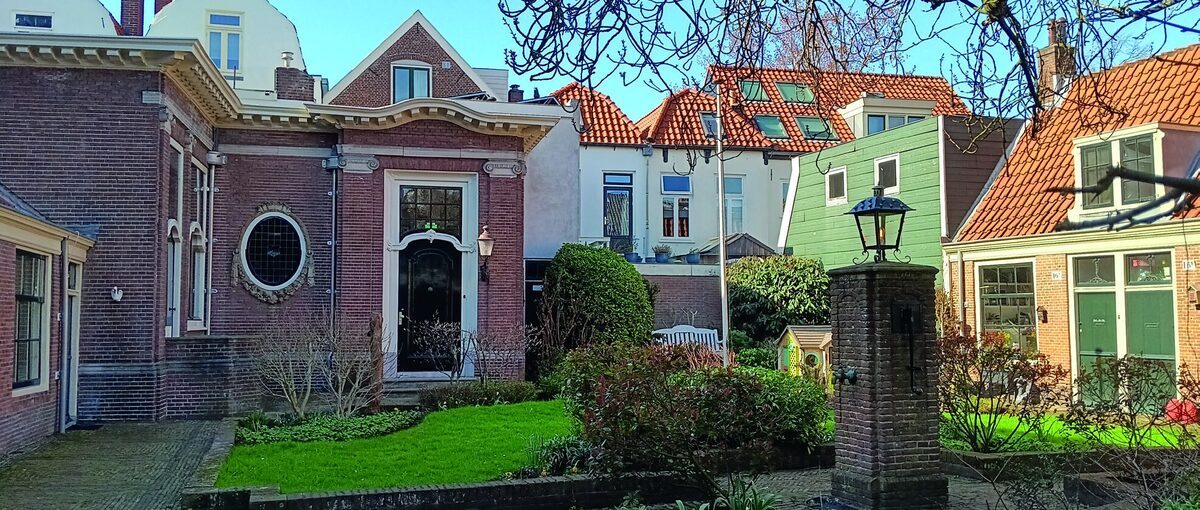 Getekende Mick en Rick bij het poortje met gevelsteen van het Luthers Hofje aan de Witte Herenstraat