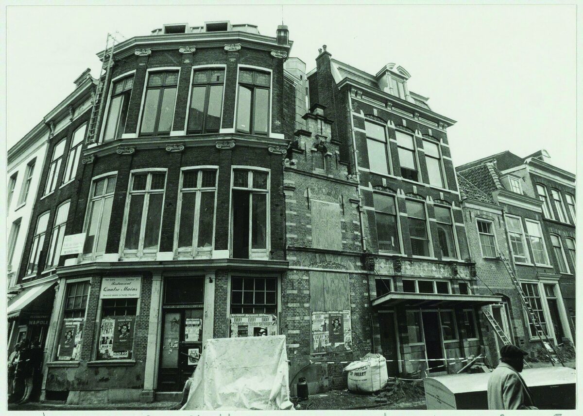 De Koningstraat in Haarlem, vroeger en nu naast elkaar in beeld.
