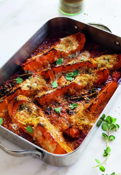 Braadslee met geroosterde parten flespompoen in rode tomatensaus, gesmolten kaas, krokante panko en verse oreganoblaadjes