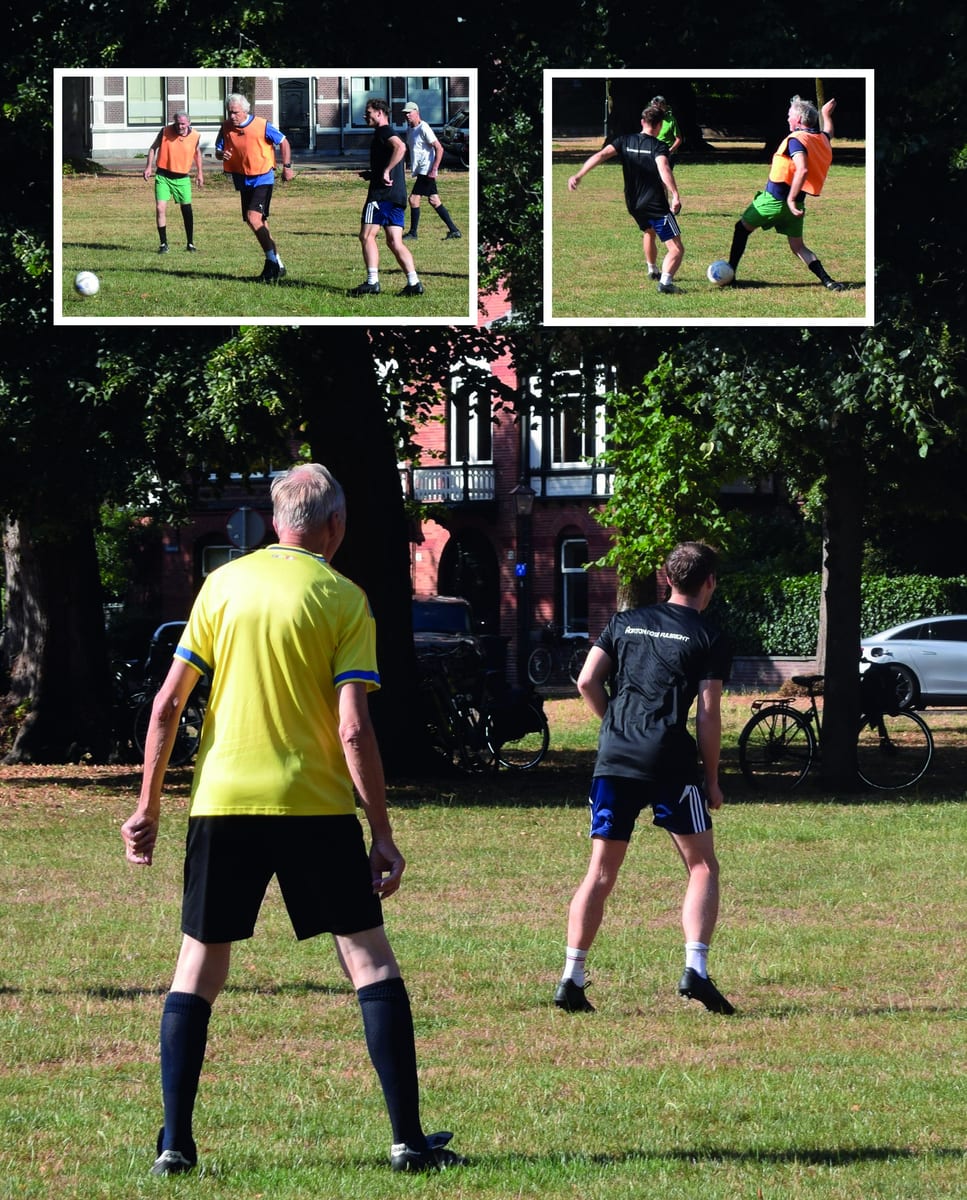 Twee voetballers van FC Haarlemmerhout, van achteren gezien, op het grasveld van het Florapark